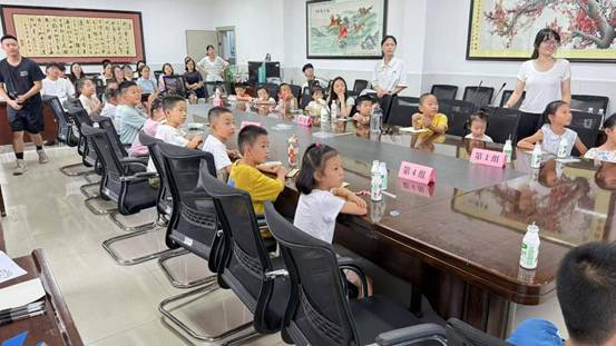 房间里的一群小孩 AI 生成的内容可能不正确。